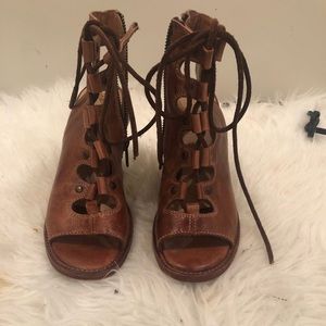 Bedstu lace up booties